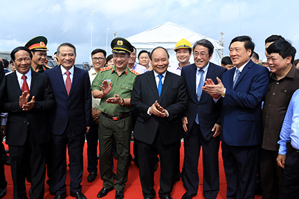 Thủ tướng cùng các đồng chí lãnh đạo Trung ương và thành phố tại lễ hoàn thành cầu Tân Vũ