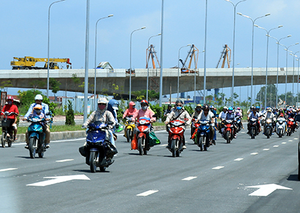 Đông đảo người dân chờ thông xe cầu Tân Vũ để di chuyển qua cầu