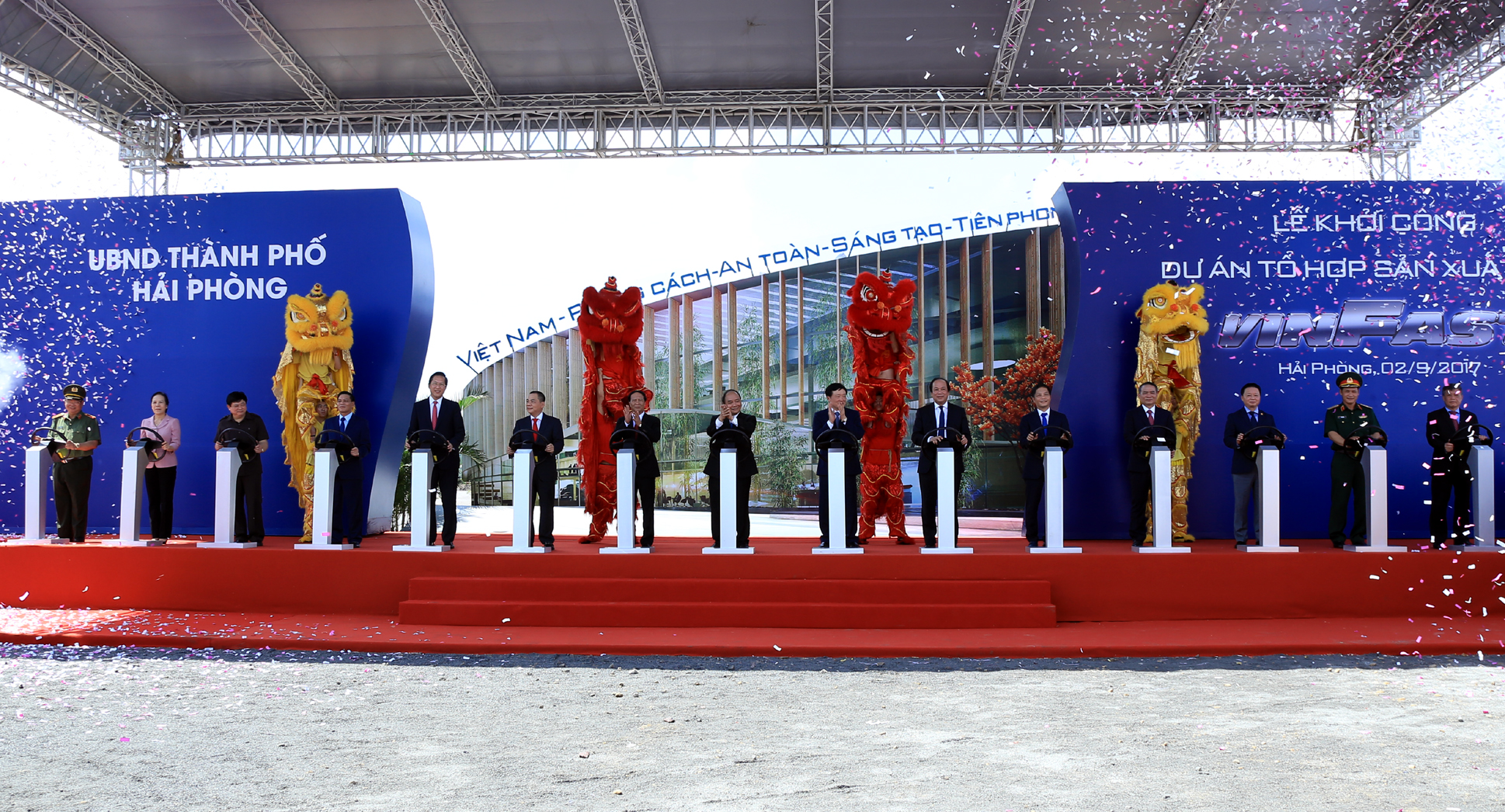 Thủ tướng Nguyễn Xuân Phúc và các đại biểu khởi công dự án.