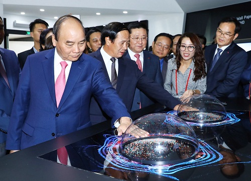 Đồng chí Nguyễn Xuân Phúc, Thủ tướng Chính phủ cùng đại diện chủ đầu tư, lãnh đạo thành phố Hải Phòng thăm khu trưng bày sản phẩm của Nhà máy LG Display Hải Phòng.